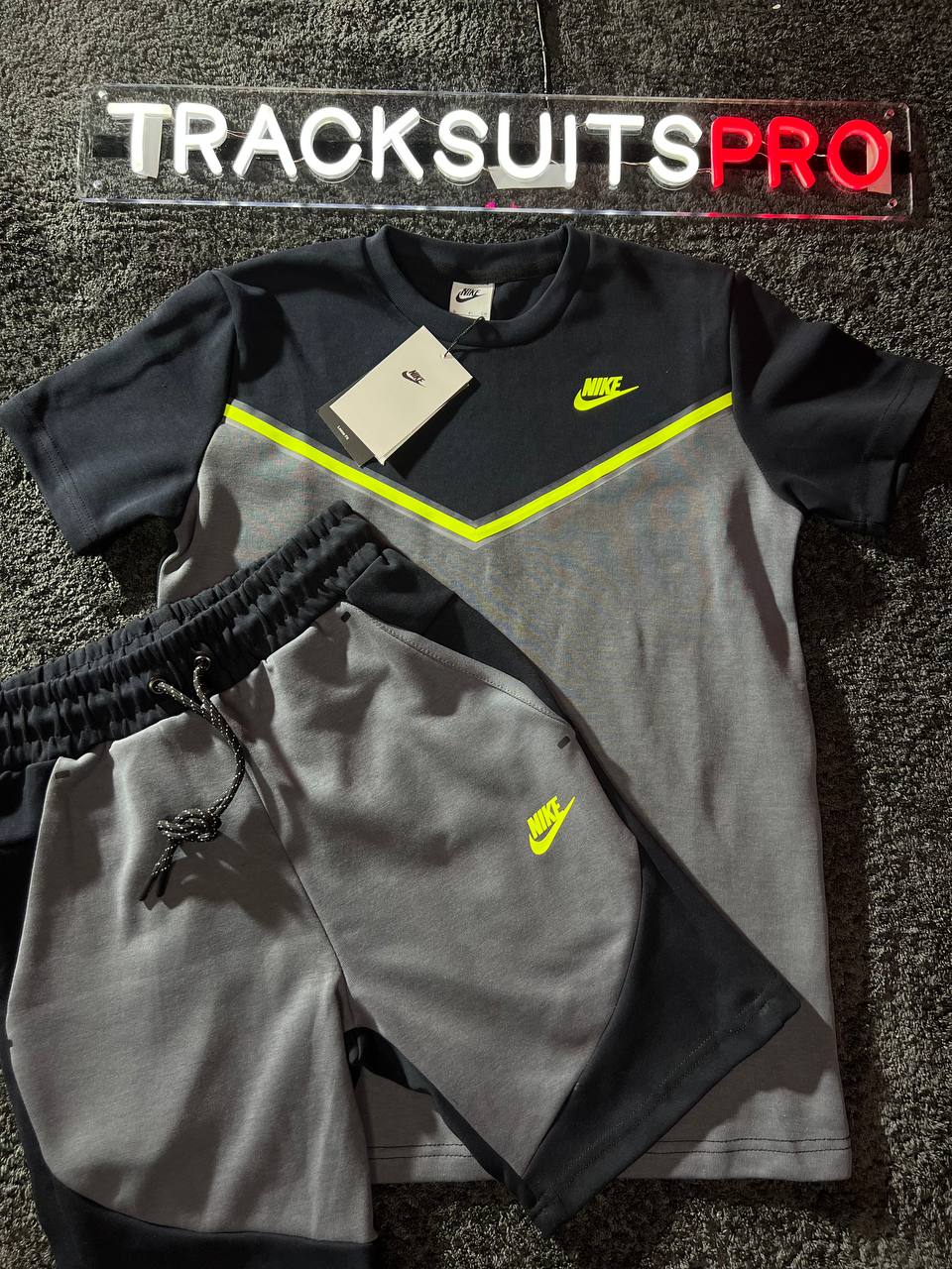 Nike Tech Fleece Neon